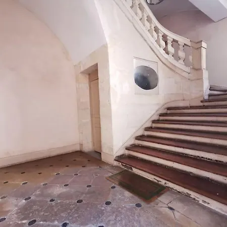 Joli Cocon Avec Terrasse Dans Le Marais Parigi