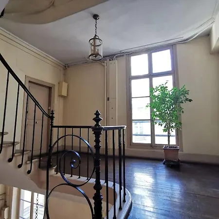 Joli Cocon Avec Terrasse Dans Le Marais Parigi