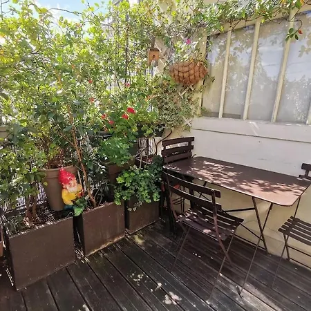 Joli Cocon Avec Terrasse Dans Le Marais *