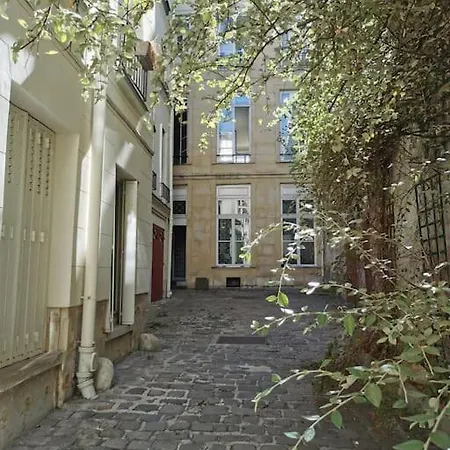Апартаменты Joli Cocon Avec Terrasse Dans Le Marais *